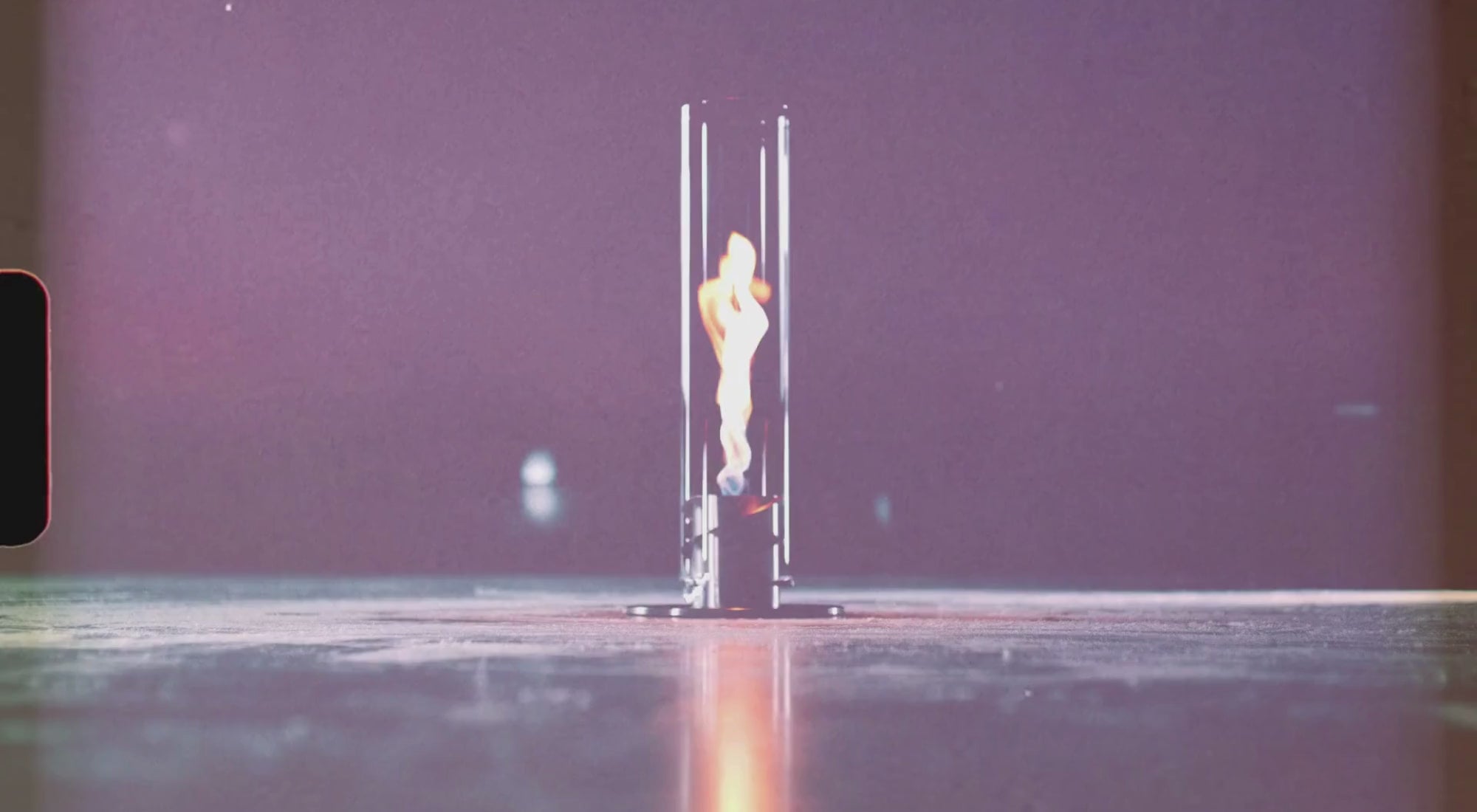 Load video: SPIN Fireplace – A sleek, modern bioethanol table fire designed for both indoor and outdoor spaces, offering eco-friendly warmth and ambiance with a stylish design.